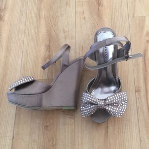 Platform heels with bows